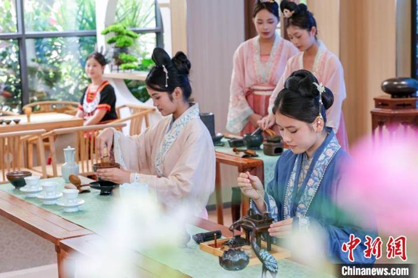 几个人在桌子前AI 生成的内容可能不正确。